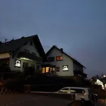 1927rooms Mit Blick Auf Nuerburgring Nordschleife Und Fusslaeufig Zum Gp-fahrerlager