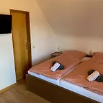 1927rooms Mit Blick Auf Nuerburgring Nordschleife Und Fusslaeufig Zum Gp-fahrerlager Nocleg ze śniadaniem 3*