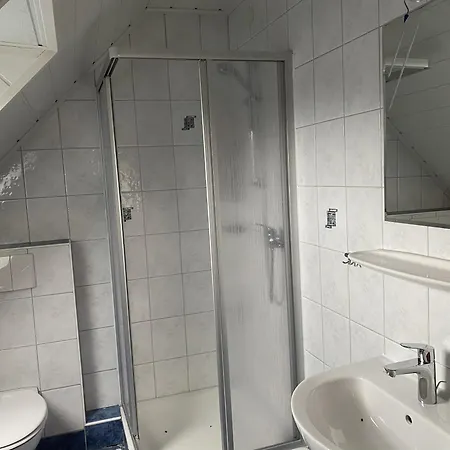 1927rooms Mit Blick Auf Nuerburgring Nordschleife Und Fusslaeufig Zum Gp-fahrerlager Oda ve Kahvaltı Nürburg