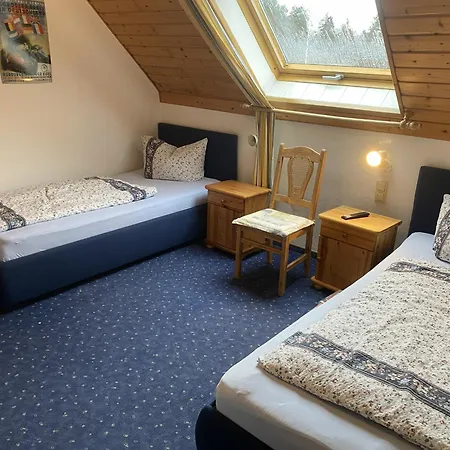 1927rooms Mit Blick Auf Nuerburgring Nordschleife Und Fusslaeufig Zum Gp-fahrerlager Oda ve Kahvaltı Nürburg