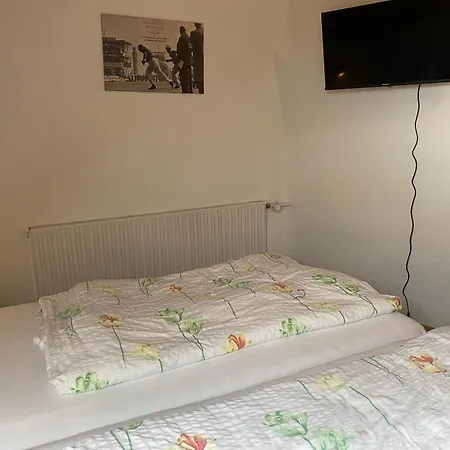 1927rooms Mit Blick Auf Nuerburgring Nordschleife Und Fusslaeufig Zum Gp-fahrerlager Bed & Breakfast Nürburg