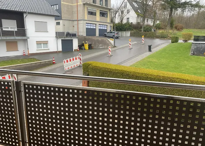 1927rooms Mit Blick Auf Nuerburgring Nordschleife Und Fusslaeufig Zum Gp-fahrerlager Oda ve Kahvaltı Nürburg